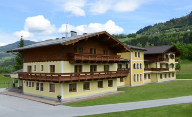 Salzburger Land Pongau St. Johann Gruppenunterkunft Außenansicht Sommer
