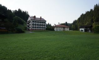 Jugendreisen Tyrol Brixental Hopfgarten hoe außen mit Wiese
