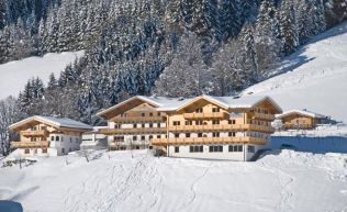 Salzburger Land Glemmtal Hinterglemm Gruppenunterkunft Außenansicht Winter