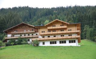 Salzburger Land Hinterglemm Gruppenunterkunft Außenansicht Sommer