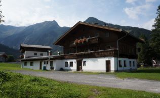 Salzburger Land Pinzgau Neukirchen Gruppenunterkunft Außenansicht Sommer