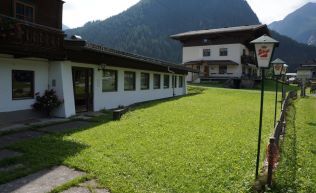 Salzburger Land Pinzgau Neukirchen Gruppenunterkunft Wiese