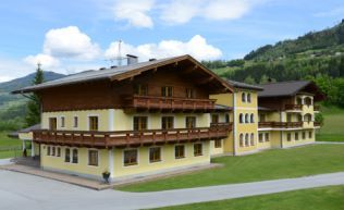 Salzburger Land Pongau St. Johann Gruppenunterkunft Außenansicht Sommer