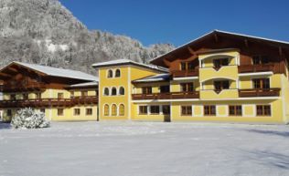 Salzburger Land Pongau St. Johann Gruppenunterkunft Außenansicht Winter