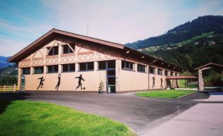 Salzburger Land Pongau St. Johann Gruppenunterkunft Sporthalle Außenansicht