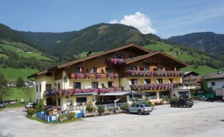 Salzburger Land Zell am See Piesendorf Gruppenunterkunft Außenansicht Sommer