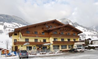 Salzburger Land Zell am See Piesendorf Gruppenunterkunft Außenansicht Winter