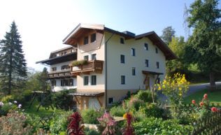 Tirol Breitenbach Gruppenunterkunft Außenansicht Garten Sommer