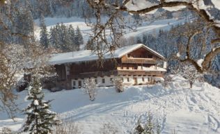 Tirol Brixlegg Gruppenunterkunft egg Außenansicht Winter
