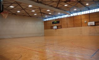 Tirol Innsbruck Gruppenunterkunft Sporthalle