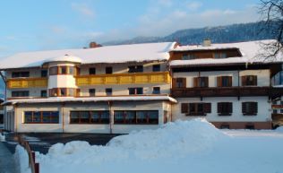 Tirol Inntal Radfeld Gruppenunterkunft Außenansicht Winter1