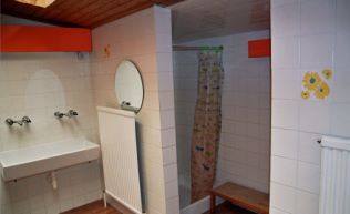 Tirol Inntal Tulfes Gruppenunterkunft Waschraum1