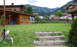 Tirol Kitzbüheler Alpen Aurach Gruppenunterkunft Garten