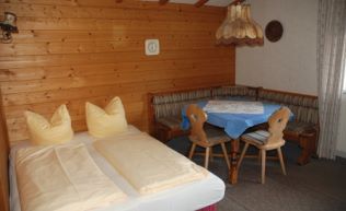 Tirol Lechtal Holzgau Gruppenunterkunft Doppelzimmer mit Eckbank