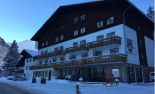 Tirol Lechtal Steeg Gruppenunterkunft Außenansicht Winter