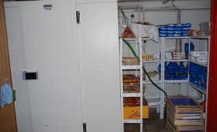 Tirol Stubaital Telfes Gruppenunterkunft Küche Kühlraum