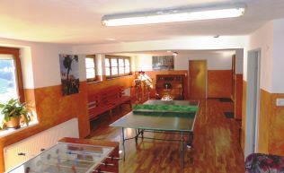 Tirol Wipptal Pfons Gruppenunterkunft  hi Aufenthaltsraum Tischfußball Tischtennis