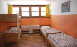 Tirol Wipptal Pfons Gruppenunterkunft hi Vierbettzimmer mit einem Stockbett1
