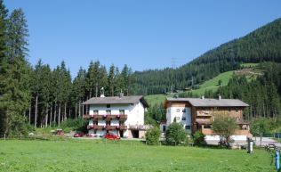 Tirol Zillertal Gerlos Gruppenunterkunft Außenansicht Sommer