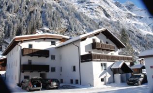 Tirol Zillertal St.Leonhard Gruppenunterkunft Außenansicht Winter