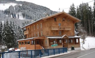 Tirol Zillertal Gerlos Gruppenunterkunft Außenansicht Winter1