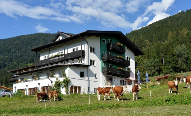 Gruppenhotel Tirol Zillertal Bruck Aussenansicht Sommer