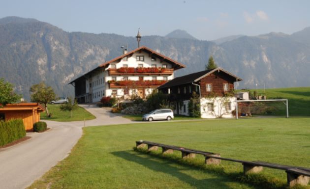 Tirol Alpbachtal Seenland Breitenbach Gruppenunterkunft Außenansicht Spielfläche Sommer