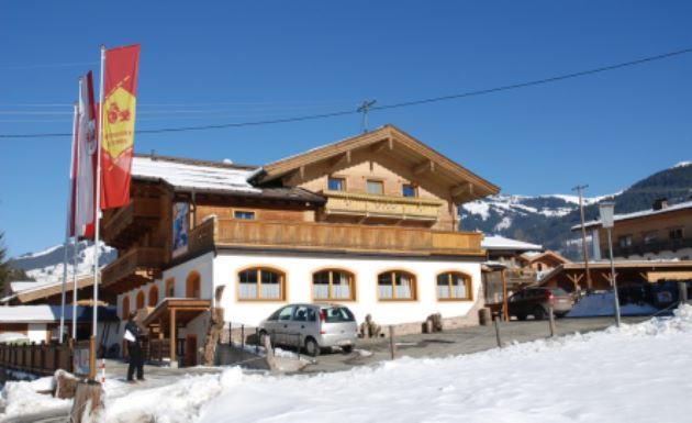 Tirol Kitzbüheler Alpen Aurach Gruppenunterkunft Außenansicht Winter