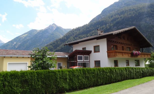 Tirol Lechtal Holzgau Gruppenunterkunft Außenansicht Sommer