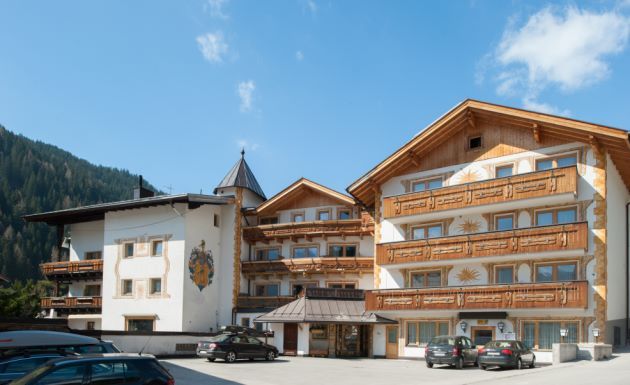 Tirol St. Anton Arlberg Flirsch Gruppenunterkunft Außenansicht Sommer 2