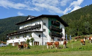 Gruppenhotel Tirol Zillertal Bruck Aussenansicht Sommer