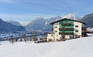 Gruppenhotel Tirol Zillertal Bruck Aussenansicht Winter