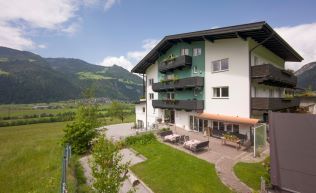 Gruppenhotel Tirol Zillertal Bruck Aussenbereich Terrasse