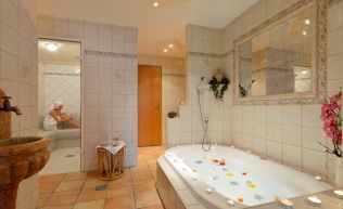 Gruppenhotel Tirol Zillertal Bruck Wellness Sauna Bad