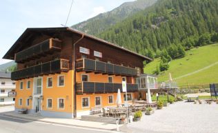 Jugendreisen Tyrol Gruppenhaus Pitztal St. Leonhard Gastronomieküche Südansicht Terrasse