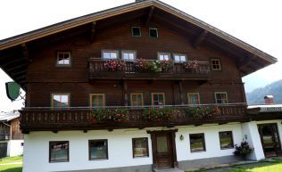 Salzburger Land Pinzgau Neukirchen Gruppenunterkunft Außenansicht Sommer1