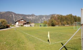 Tirol Alpbachtal Seenland Breitenbach Gruppenunterkunft Außenansicht Fußballplatz  Sommer