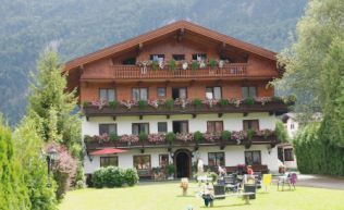 Tirol Alpbachtal Seenland Radfeld Gruppenunterkunft Außensansicht Sommer