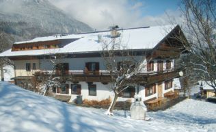 Tirol Breitenbach Gruppenunterkunft Außenansicht Winter1