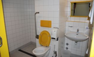 Tirol Innsbruck Gruppenunterkunft Dusche WC_barrierefrei