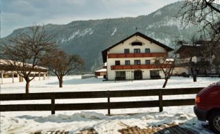Tirol Inntal Radfeld Gruppenunterkunft Außenansicht Nebenhaus Winter