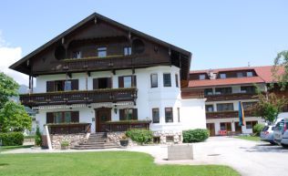 Tirol Inntal Radfeld Gruppenunterkunft Außenansicht Sommer
