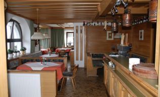 Tirol Inntal Tulfes Gruppenunterkunft Speisesaal mit Theke