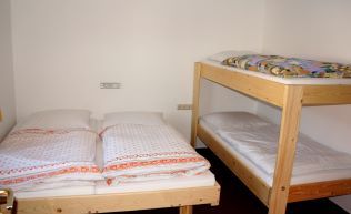 Tirol Kitzbüheler Alpen Aschau Jugendgästehaus Familienzimmer