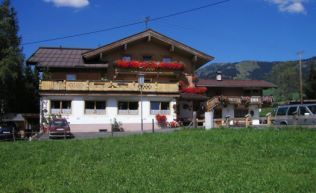 Tirol Kitzbüheler Alpen Aurach Gruppenunterkunft Außenansicht Sommer