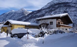 Tirol Lechtal Holzgau Gruppenunterkunft Außenansicht Winter