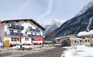Tirol Lechtal Holzgau Gruppenunterkunft Außenansicht_Winter