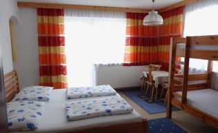 Tirol Lechtal Holzgau Gruppenunterkunft Familienzimmer mit Stockbett