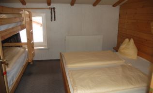 Tirol Lechtal Holzgau Gruppenunterkunft Familienzimmer mit Stockbett
