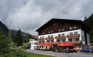 Tirol Lechtal Steeg Gruppenunterkunft Außenansicht Sommer
